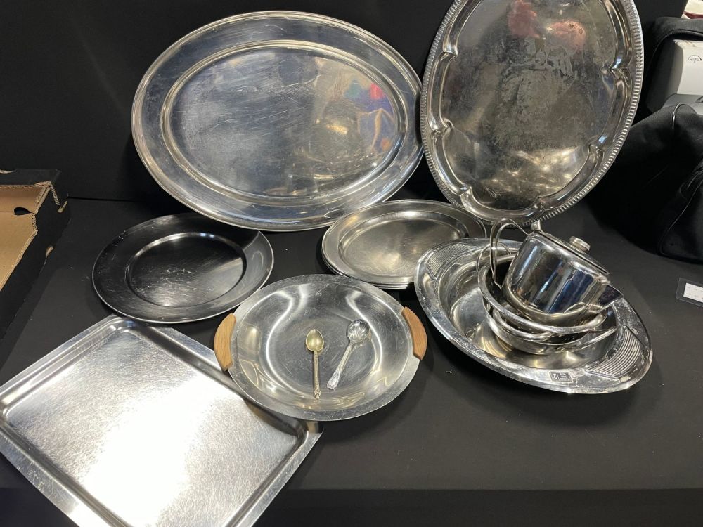 Lot 238: Selection of Mixed Stainless Tablewear