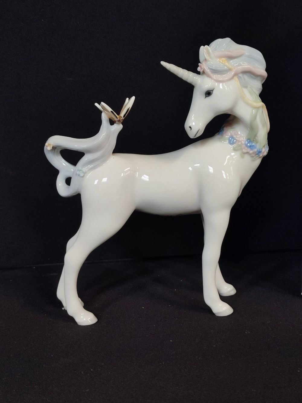 Lot 248: Unicorn ornament by The Leonardo Collection in original...