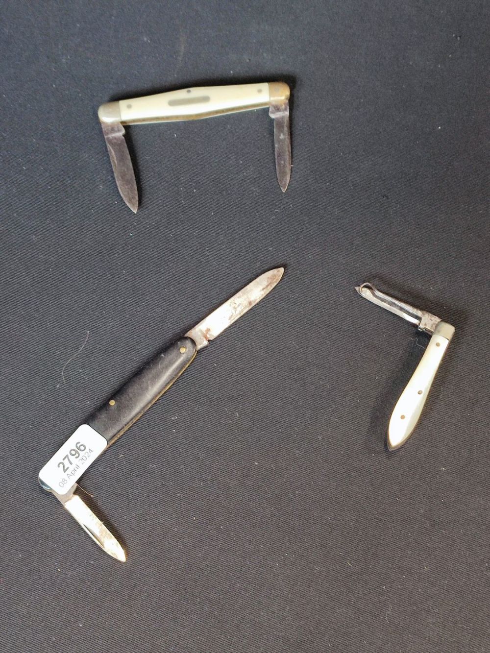 Lot 276: Selection of vintage pocket knifes