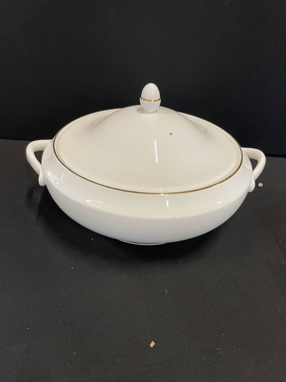 Lot 281: Wedgwood Signet Gold Lidded Dish