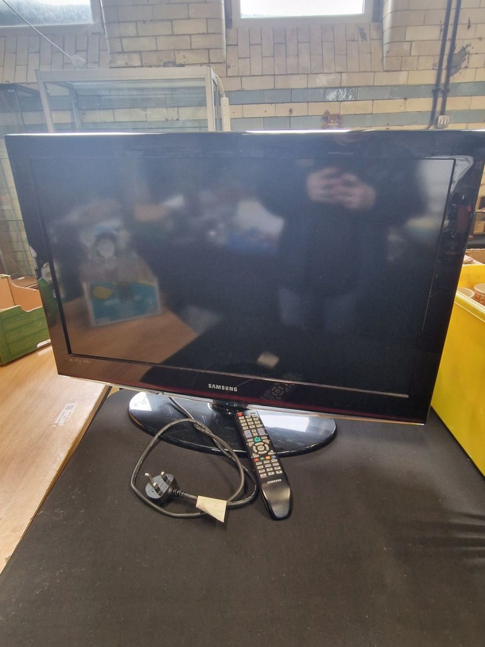 Lot 291: A SAMSUNG 32" TV model LE32C450E1W