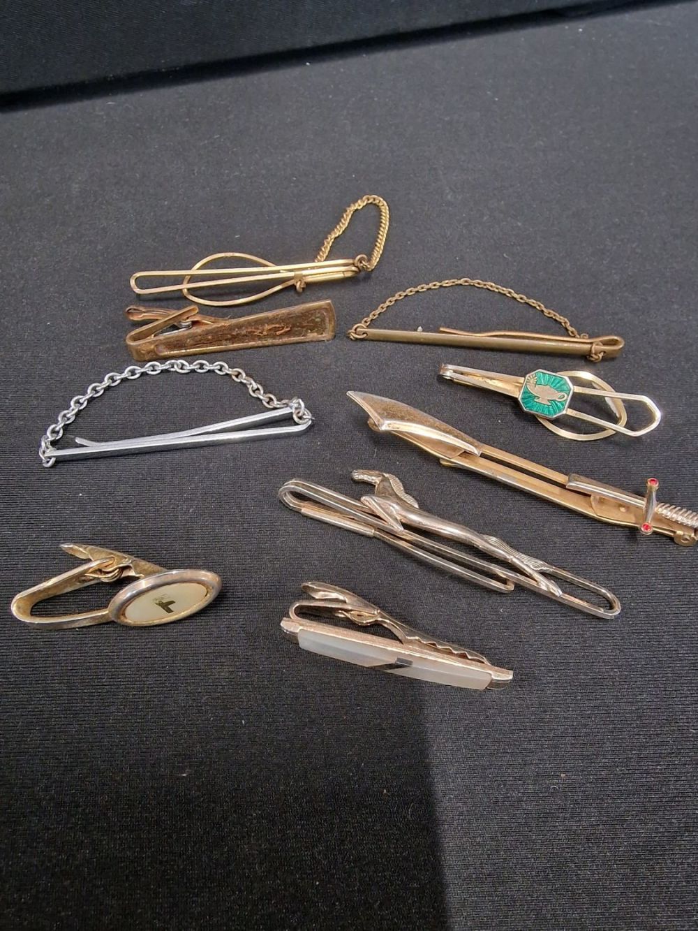 Lot 313: A collection of mens tie clips.