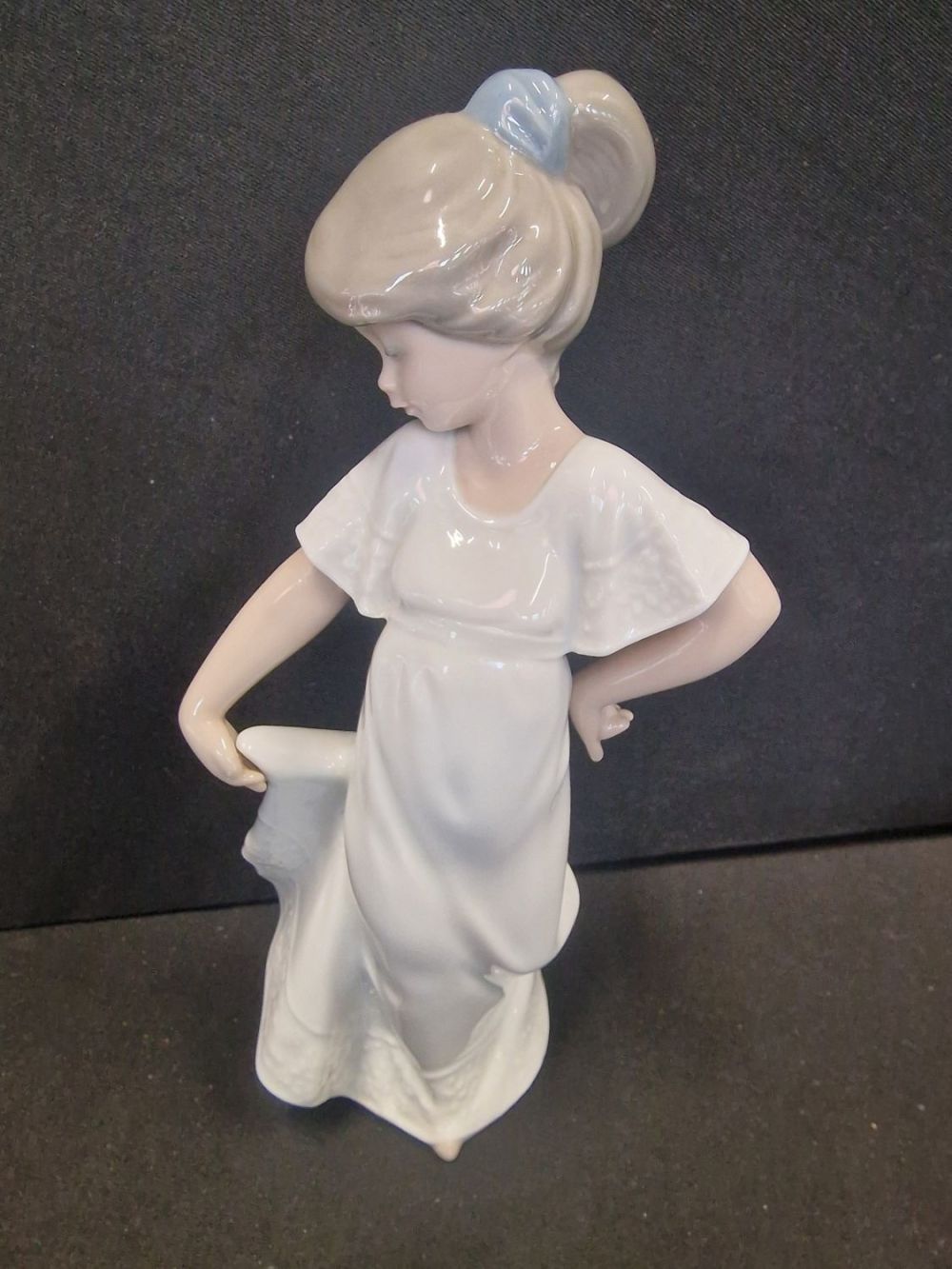 Lot 387: A Nao by Lladro figurine.