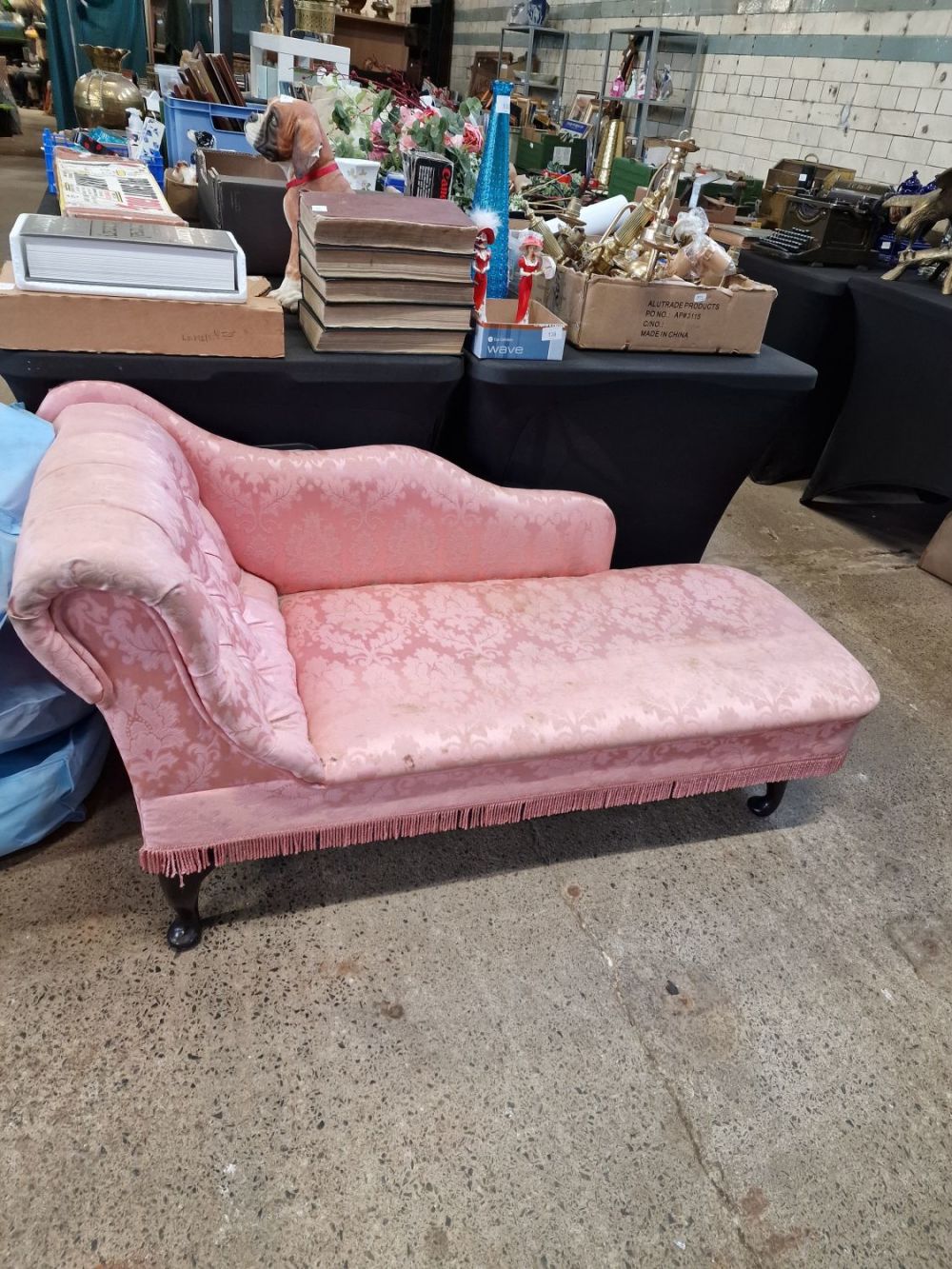 Lot 393: Vintsge pink chaise longue.