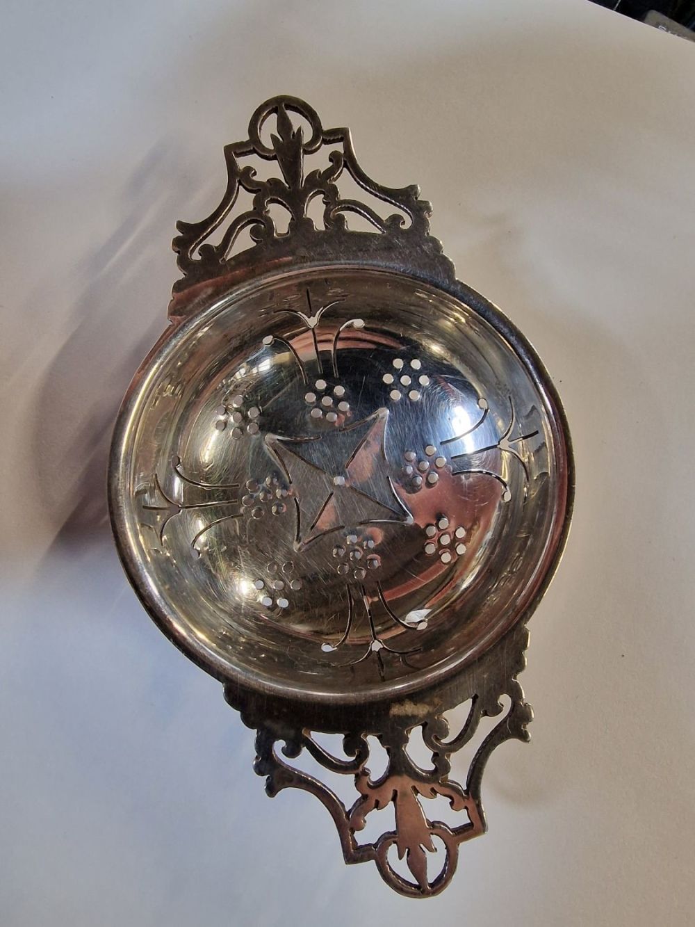 Lot 415: Sterling silver tea strainer 35.10g approximately