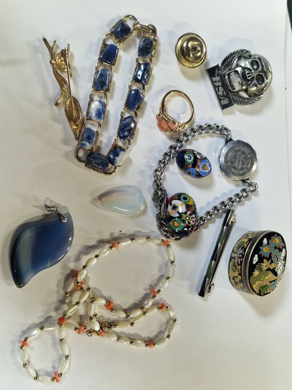 Lot 420: A selection of various pieces of costume jewellery