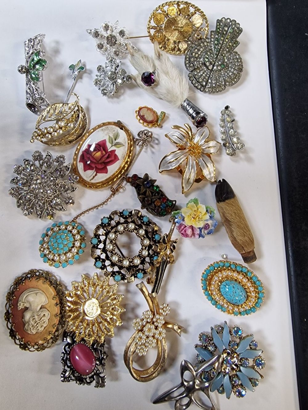 Lot 421: A selection of vintage ladies brooches and pins.