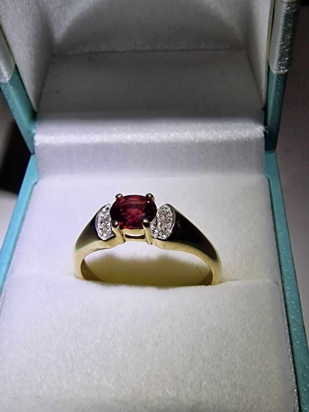 Lot 424: 9ct gold ring with a red garnet stone.