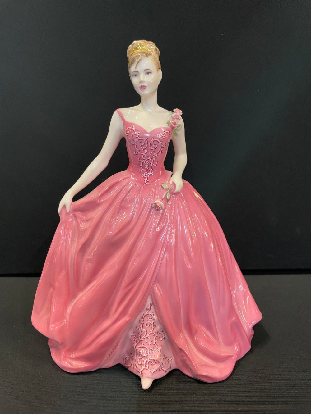 Lot 72: Large Ltd Edition Coalport Figurine 'Victoria' VGC CW604