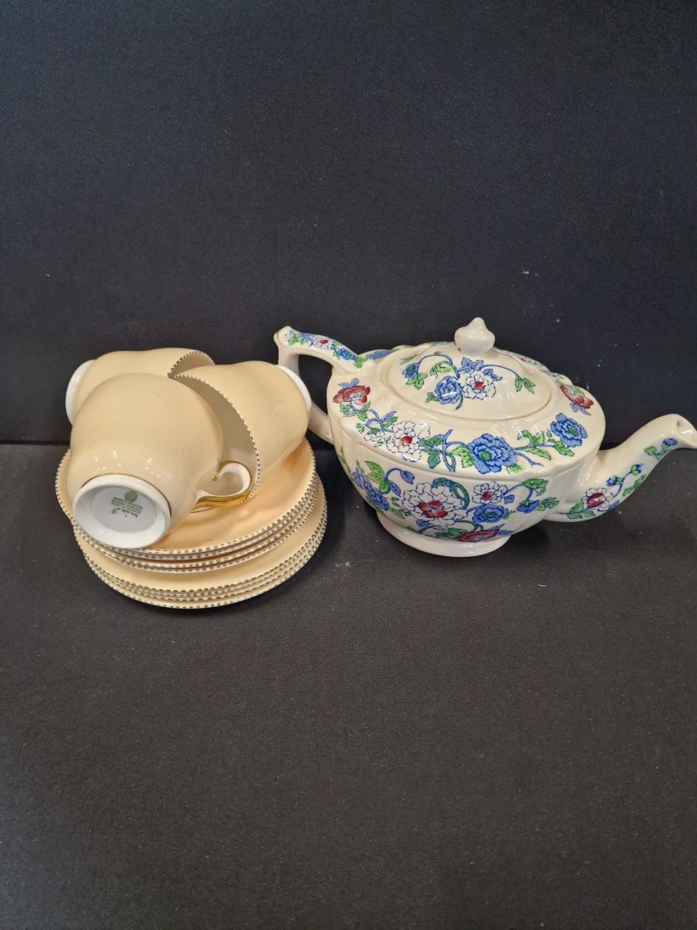Lot 87: Vintage Sadler tea pot and Vintage Wedgewood teat...