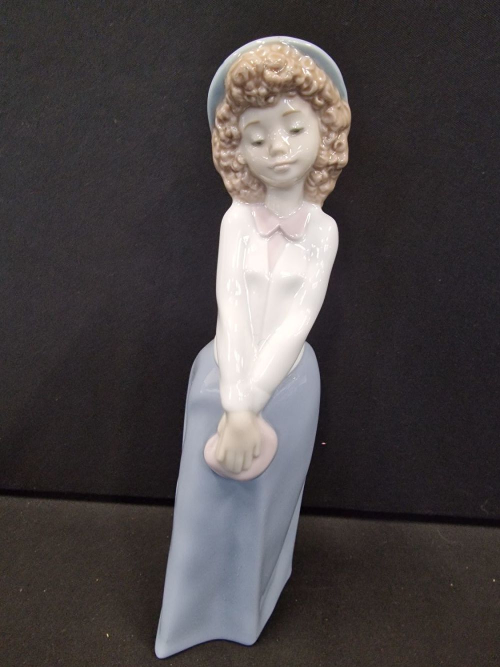 Lot 93: Nao by Lladro lady figurine
