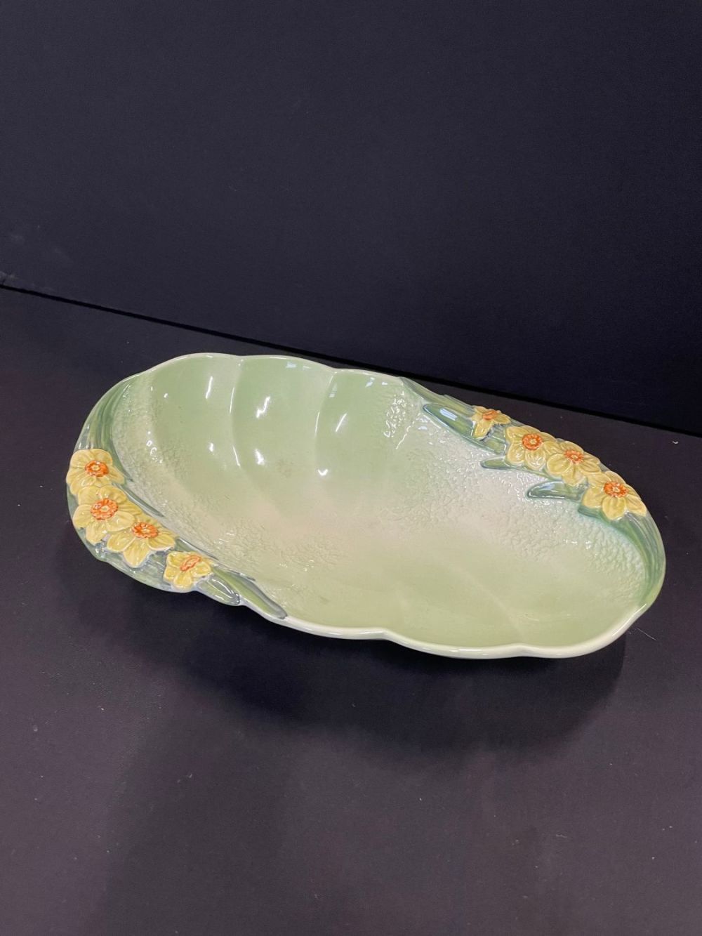 Lot 102: Vintage Beswick Daffodil Serving Dish