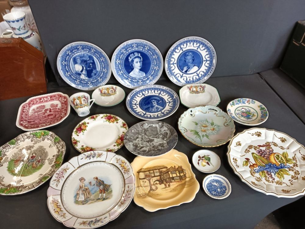Lot 170: Collection of royal commemorative, and vintage decorative plates.