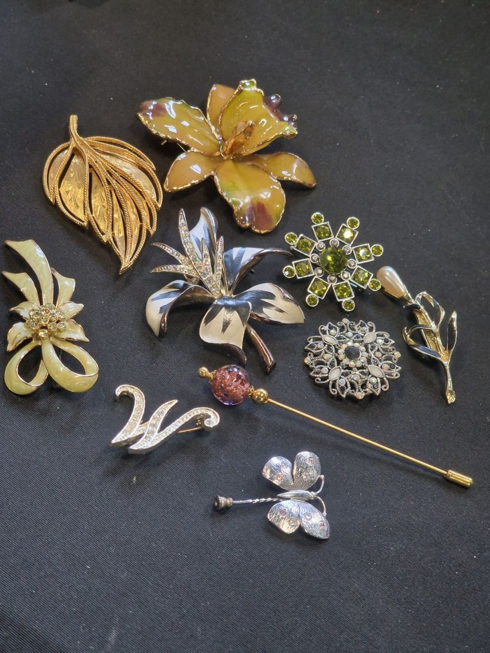 Lot 404: A selection of costume brooches and gat pins.