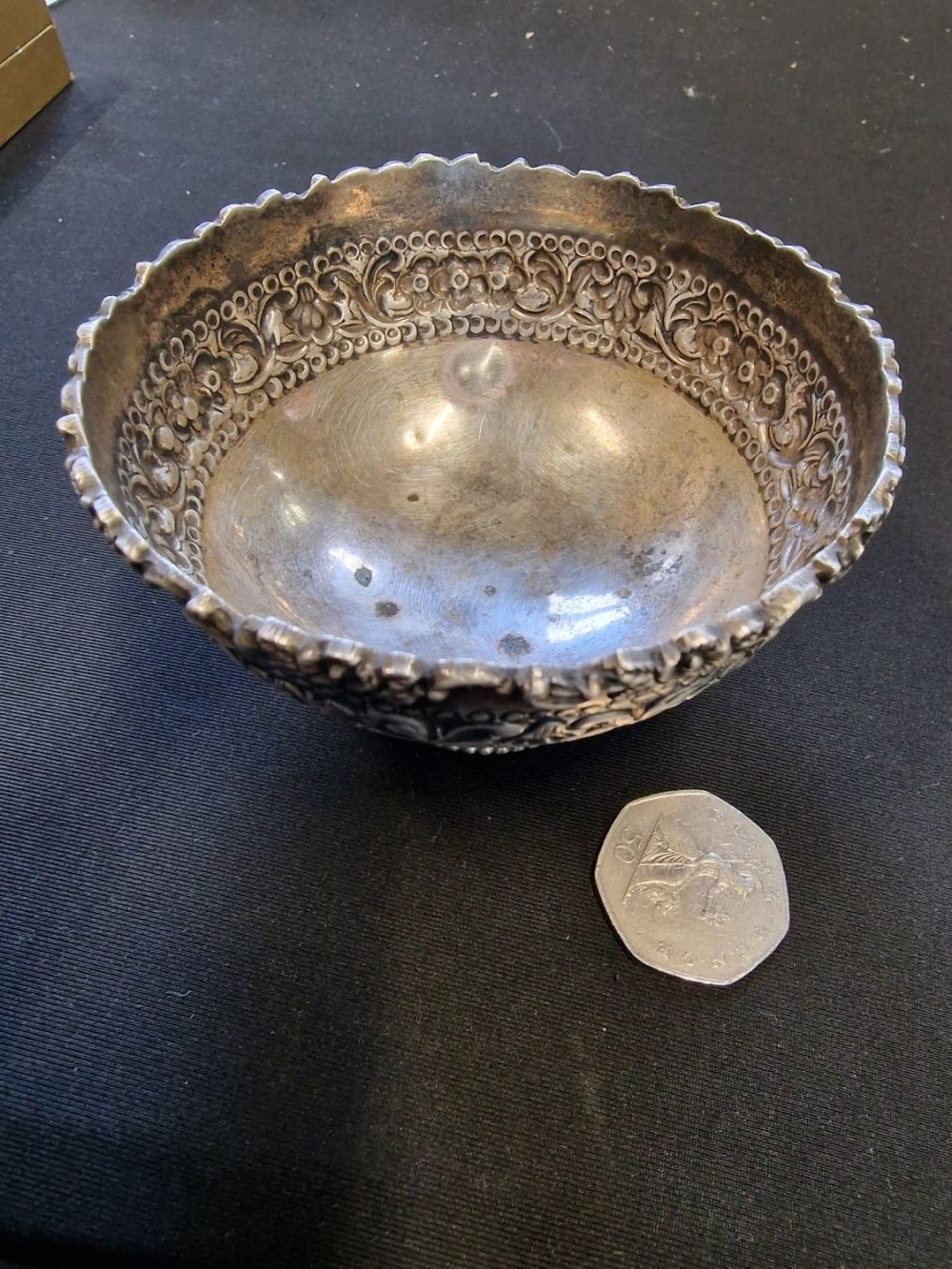Lot 416: A vintage sterling silver sugar bowl 104g