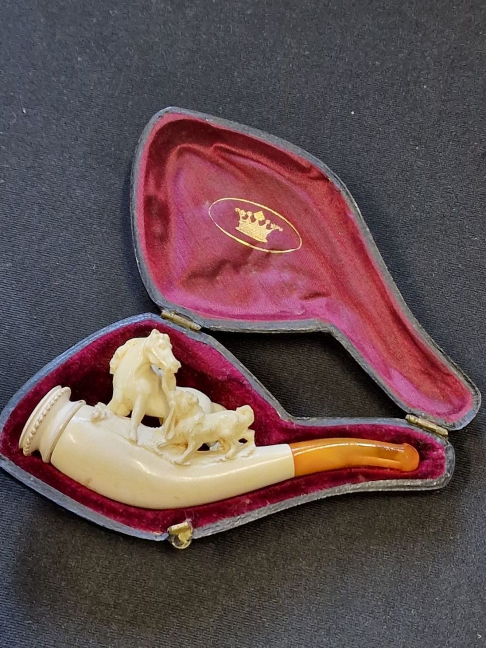 Lot 419: A vintage Belgium horse engraved pipe