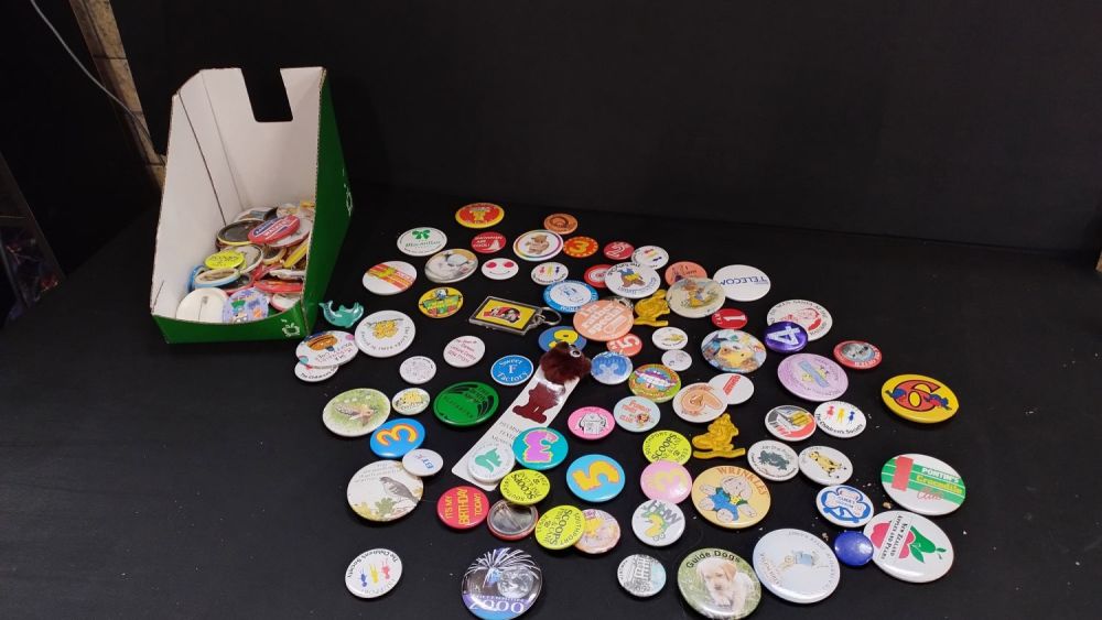 Lot 152: Selection of vintage button badges and broaches