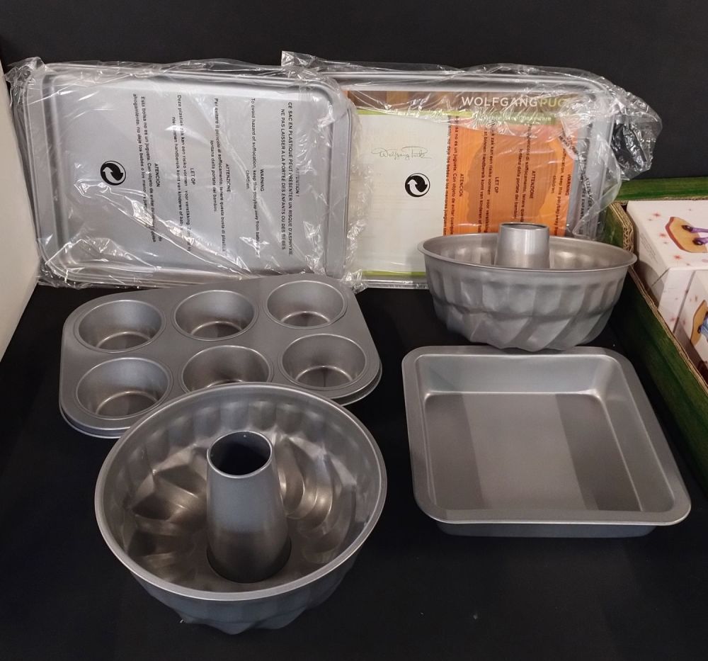 Lot 266: A Wolfgang Puck five piece Bakeware set comprises...