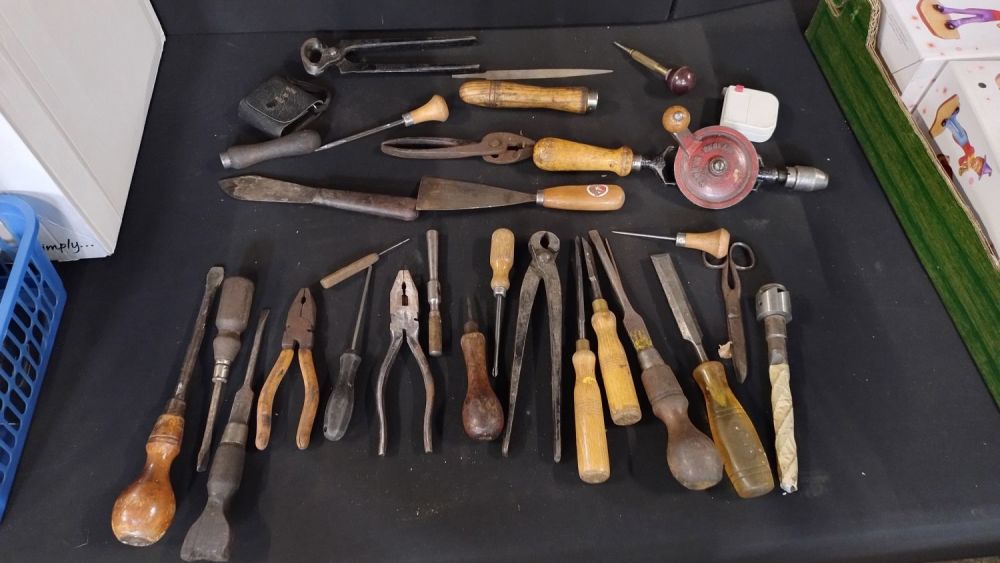 Lot 269: Selection of vintage tools, screwdrivers, files, scrapers, chisels,...