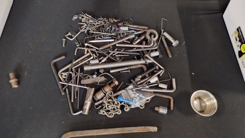 Lot 272: Box of various sizes of Alan keys and...