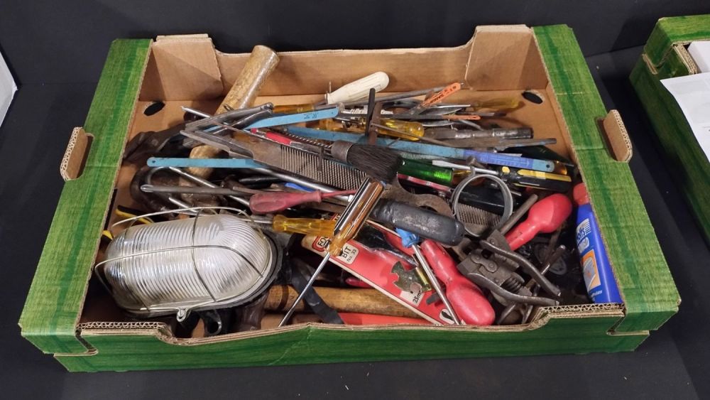 Lot 275: Quantity of tools including hammers, screwdrivers, files, scrapers,...