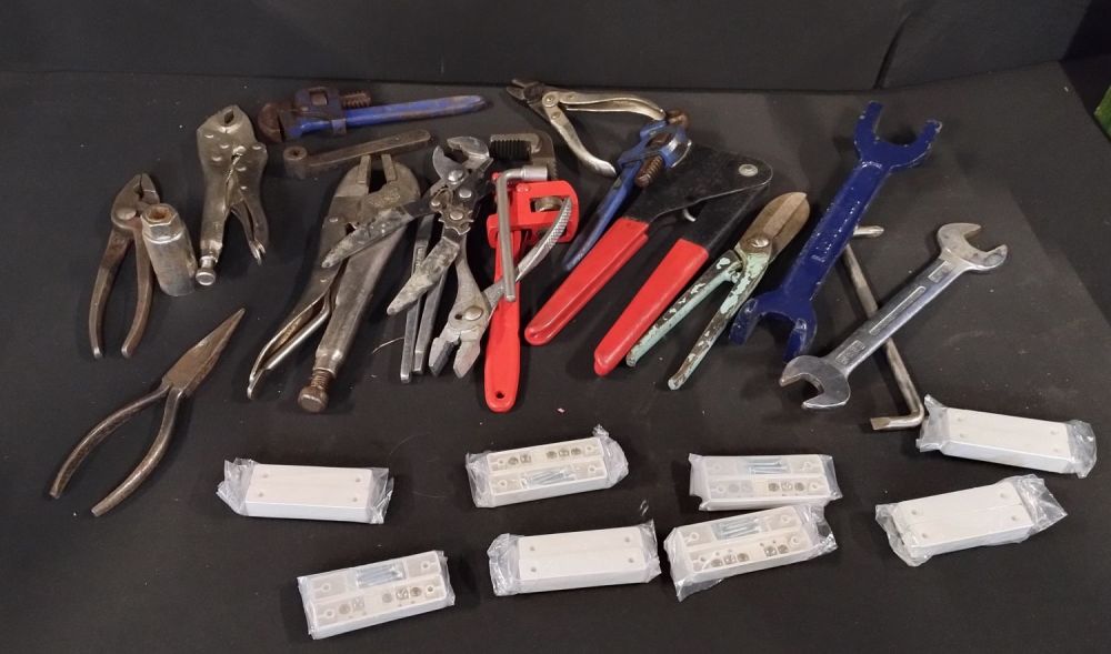 Lot 278: Quantity of vintage tools including adjustable spanners, pliers,...