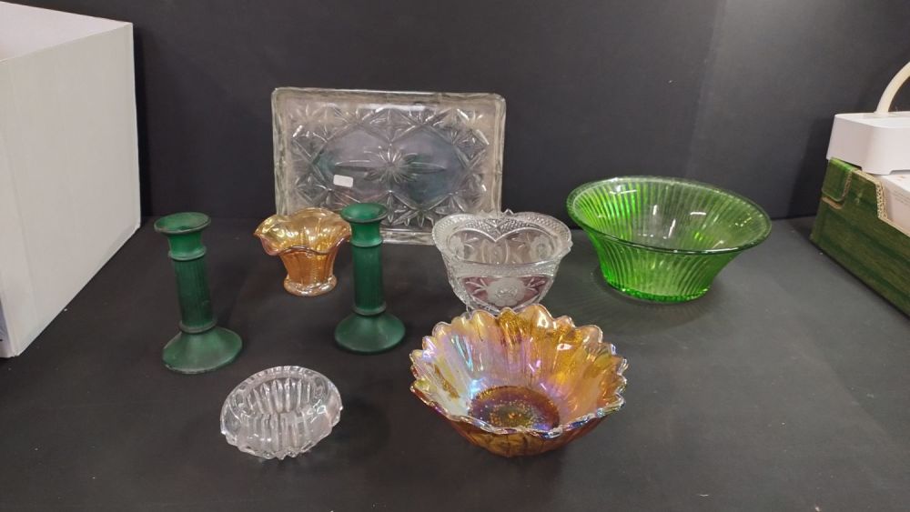 Lot 285: Collection of vintage glass items, carnival glass bowls,...