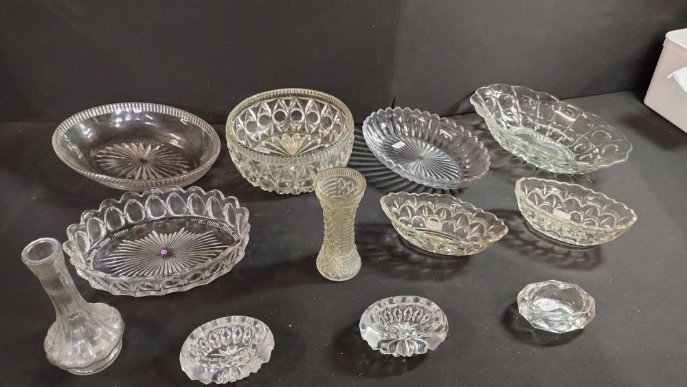Lot 293: Various glass items including, dishes, trinket bowls,vases,
