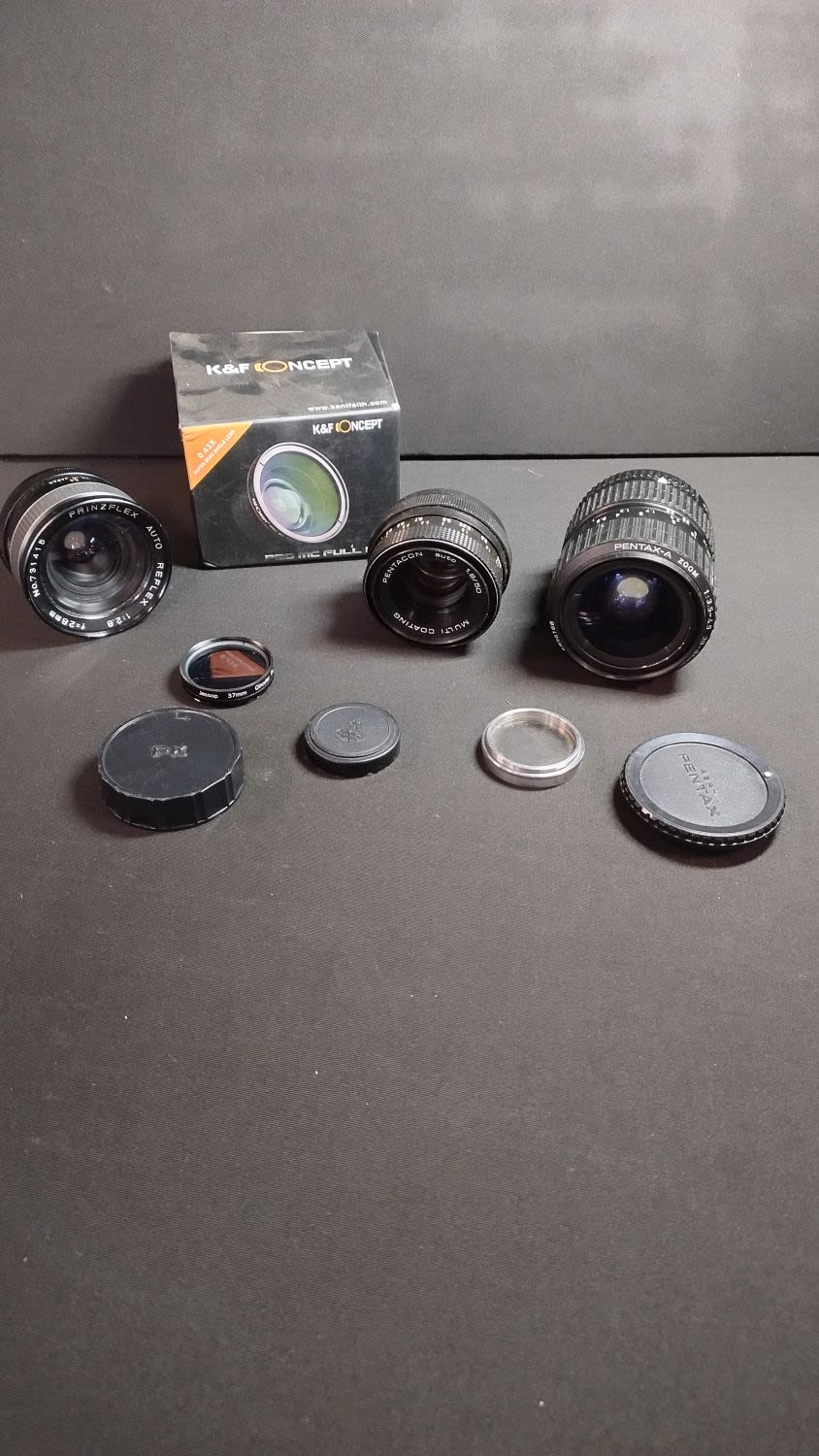 Lot 316: Three Pentax lenses, Pentax-A zoom, 1:3.5~ 4.5 28~80...
