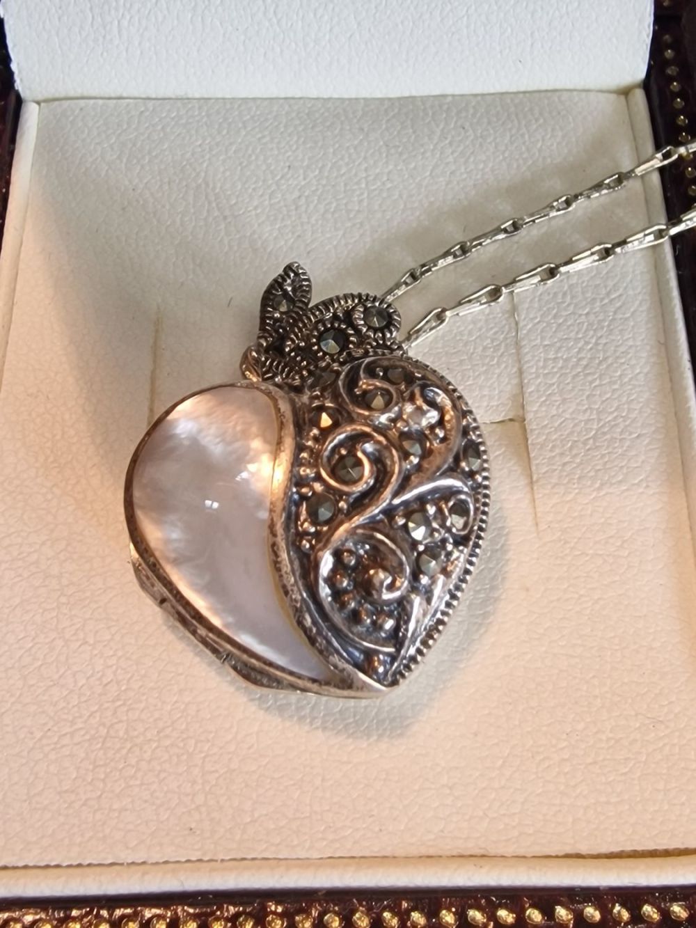 Lot 340: Stunning 925 silver necklace with a mother of...