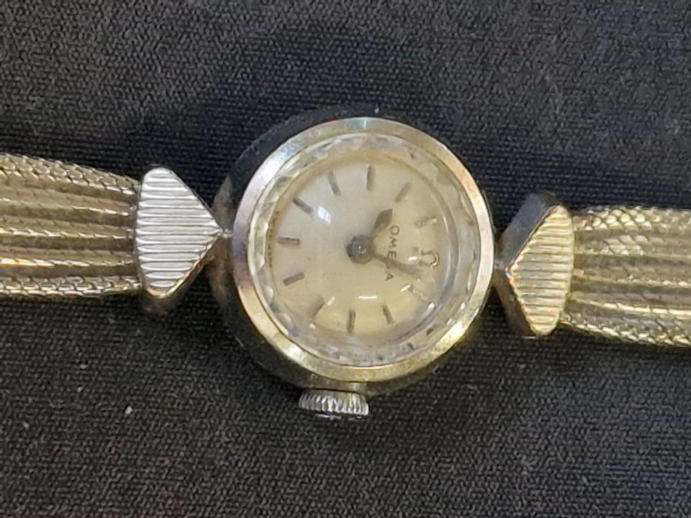 Lot 343: Ladies OMEGA 9ct white gold ladies cocktail watch....