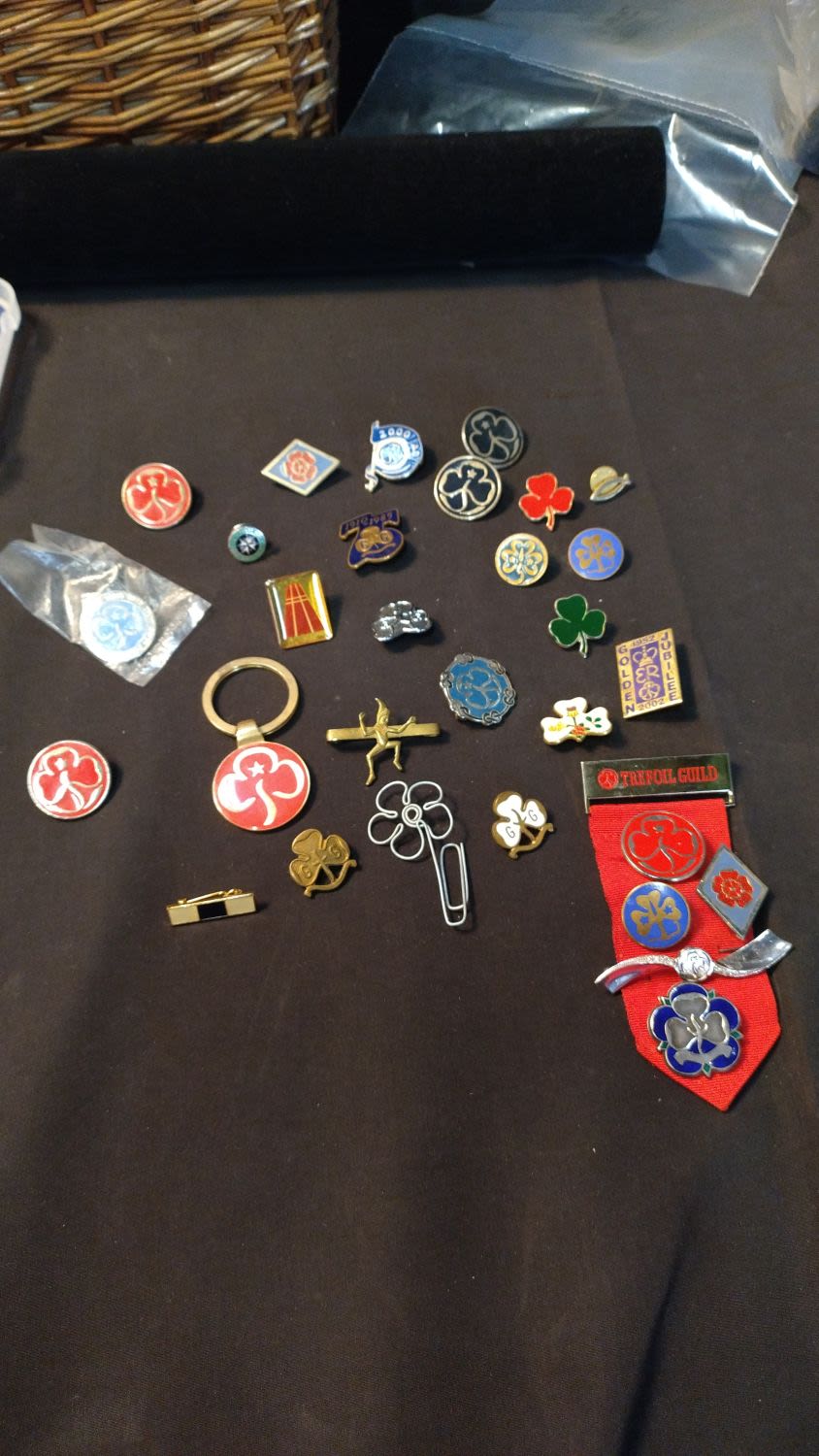 Lot 344: Quantity of mixed vintage girl guides badges