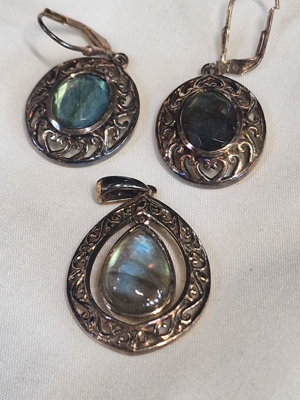 Lot 347: Beautiful 925 Labradorite drop earrings and pendant set