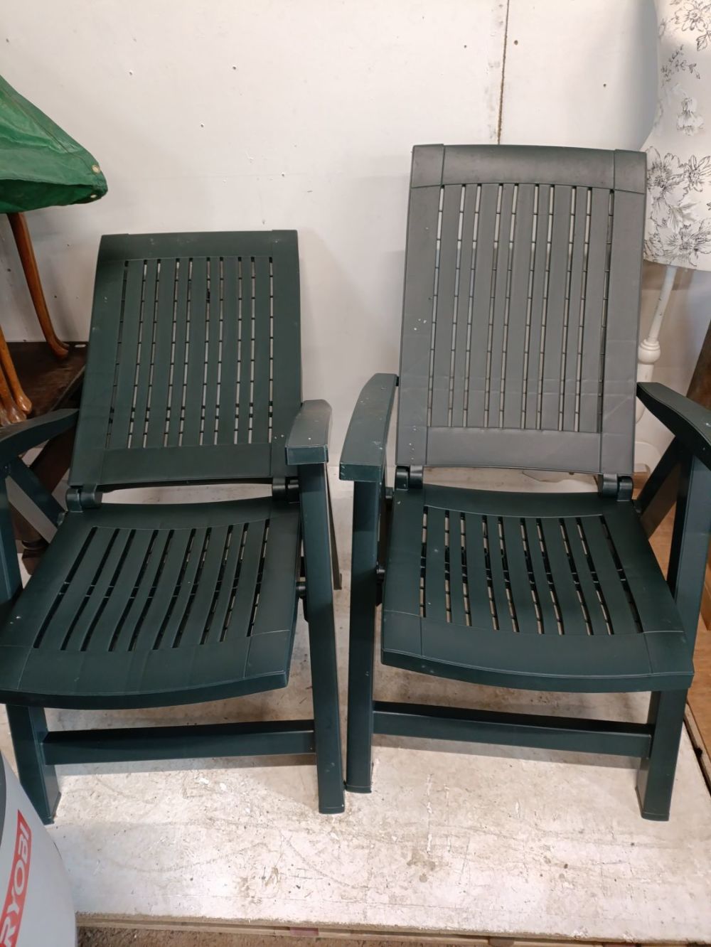 Lot 385: Pair of foldable reclining green garden chairs with...