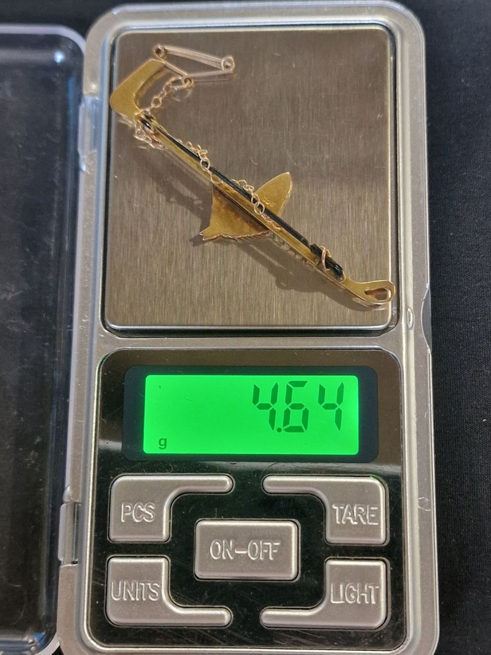 Lot 403: A solid 9ct ladies Hunting brooch. With safety...