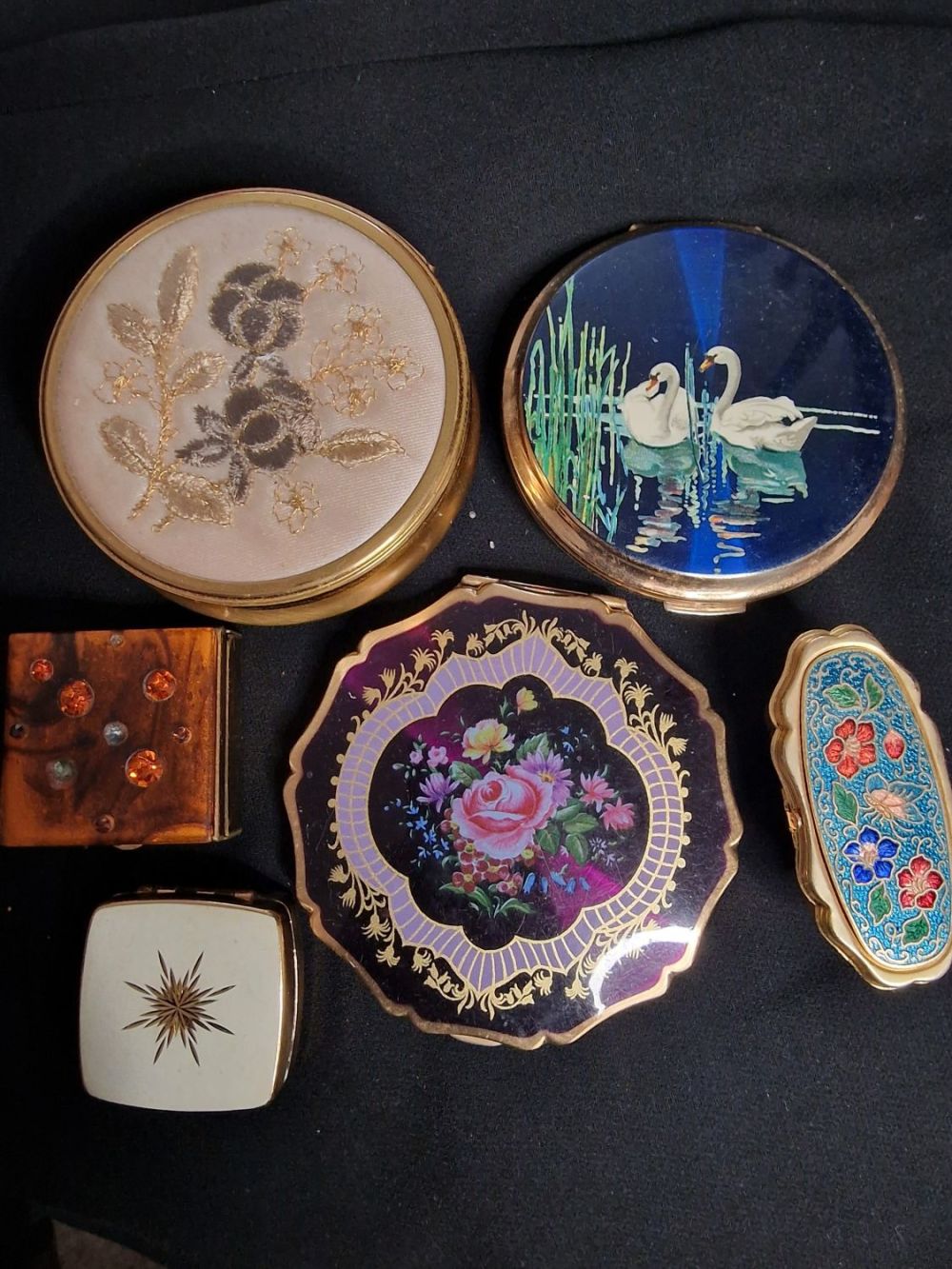 Lot 416: A collection of vintage compacts, pill and trinket...