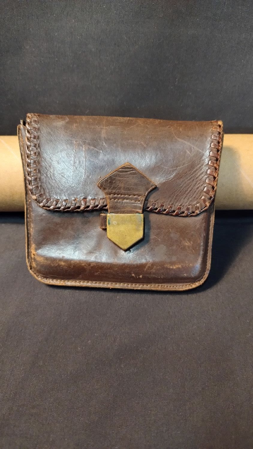 Lot 421: Vintage brown leather gents coin holder