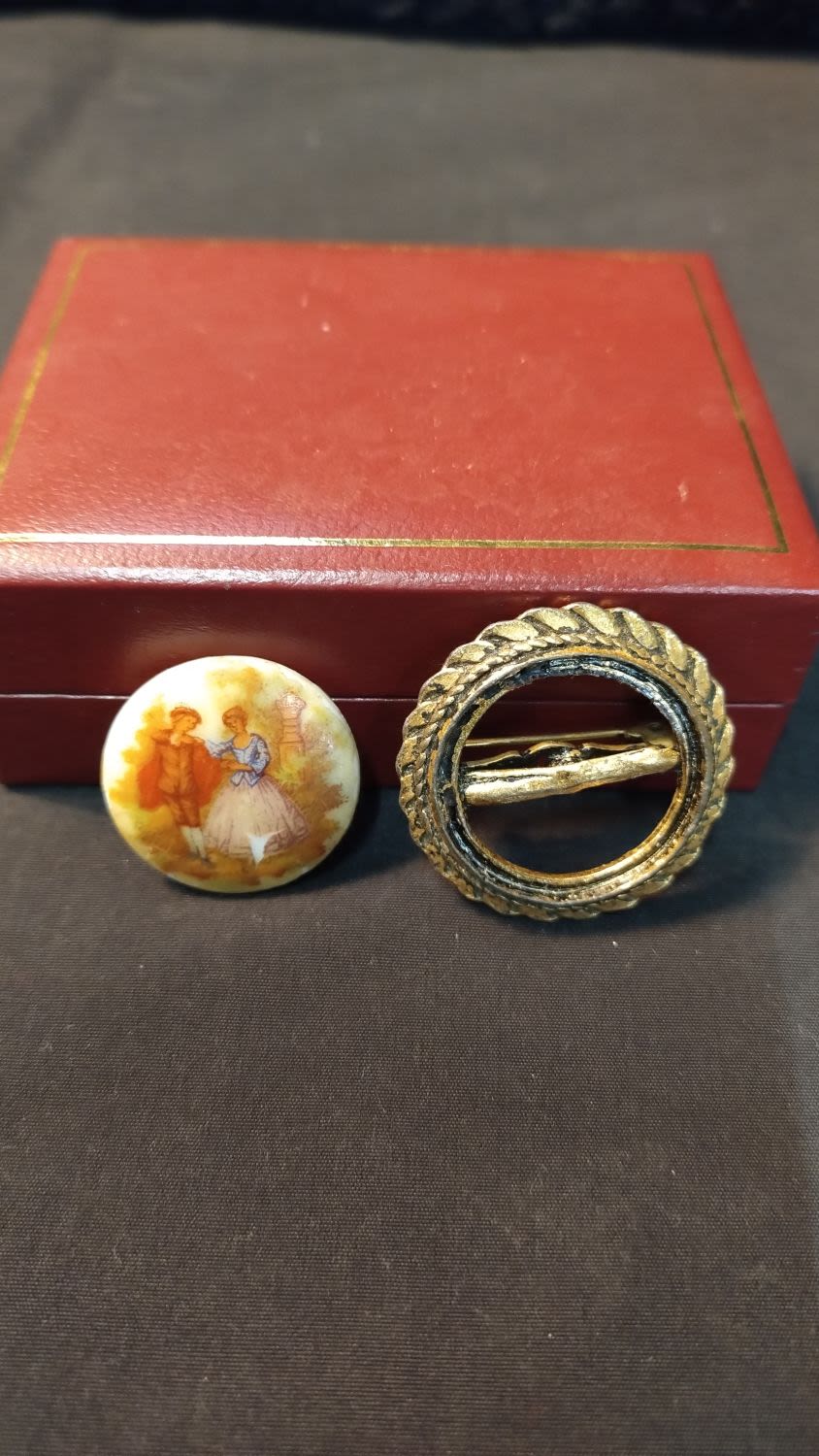 Lot 422: Vintage brooch of a couple, beautiful 350cts of...