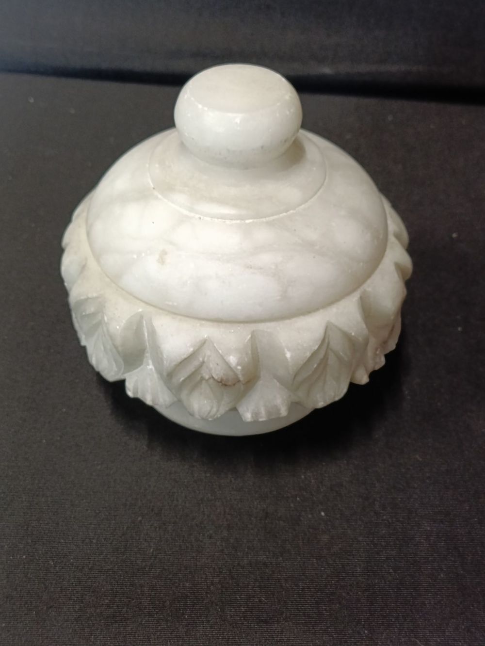 Lot 450: Vintage white Alabaster trinket box with lid
