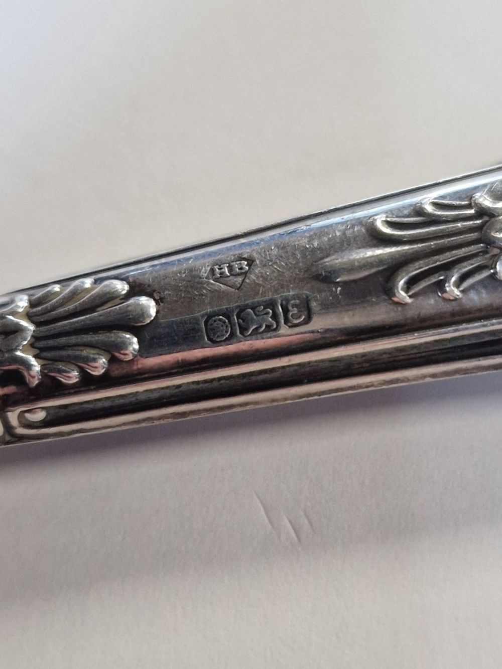 Lot 467: Sterling silver handled butter / cheese knife.