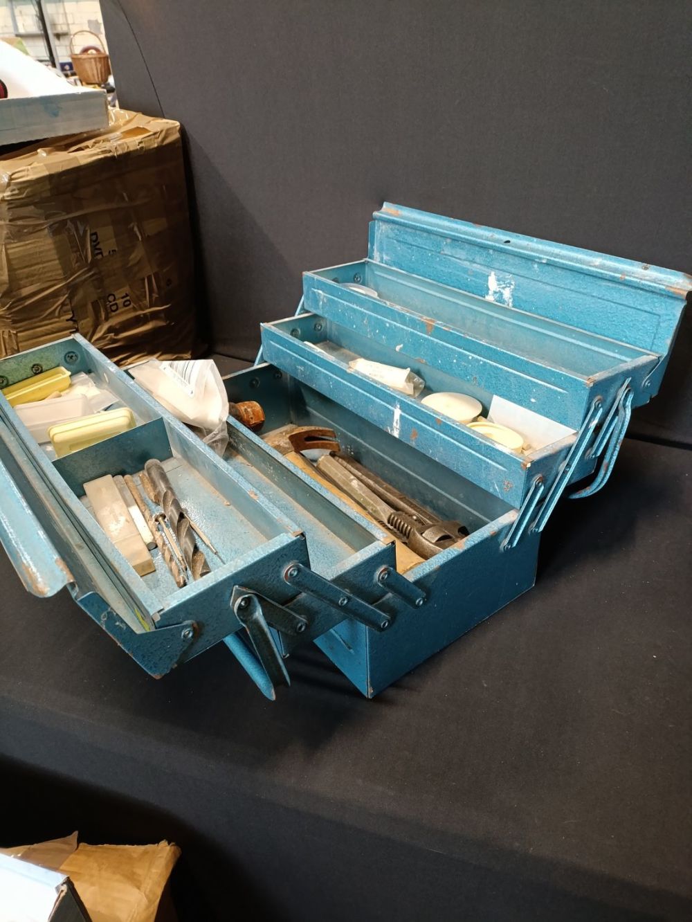 Lot 479: Metal vintage cantilever toolbox full of tools