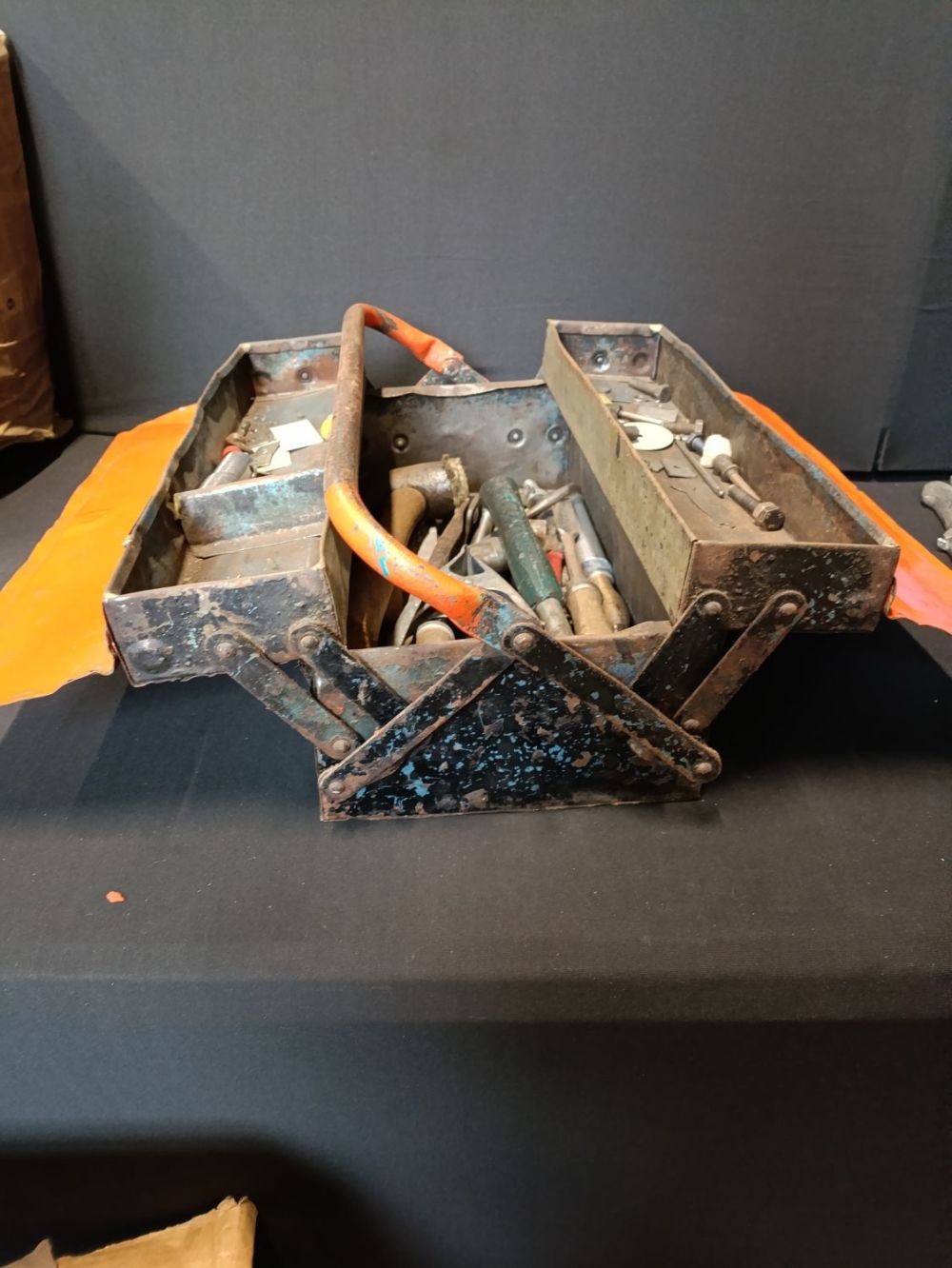 Lot 480: Vintage cantilever toolbox full of tools