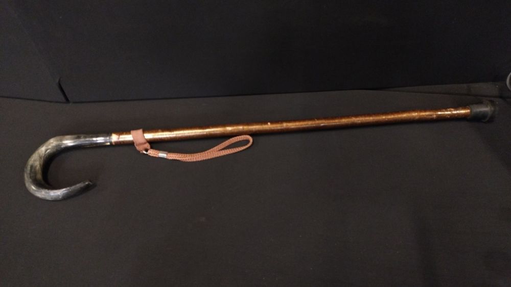 Lot 484: Vintage walking stick with horn handle,and wrist strap
