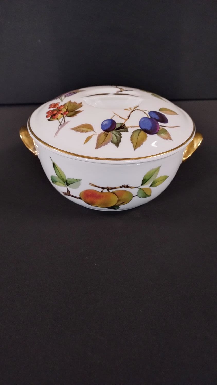 Lot 487: Royal Worcester, Evesham casserole dish with lid