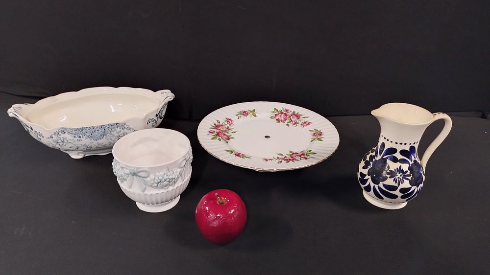 Lot 268: Various pottery items, Staffordshire Belgrave tureen, cake stand,...