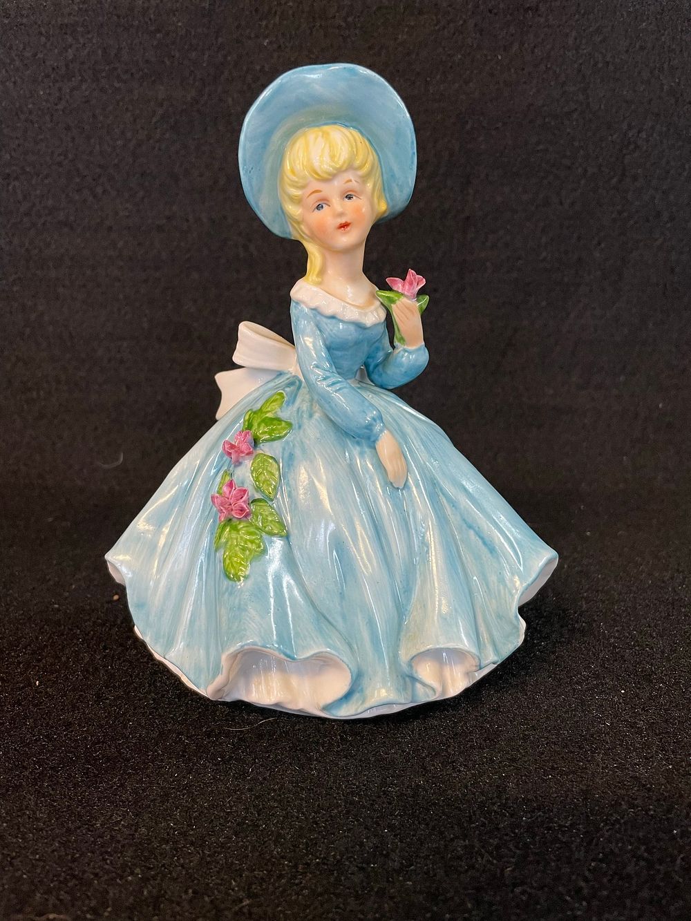 Lot 410: Vintage Maruri Bone China Figurine