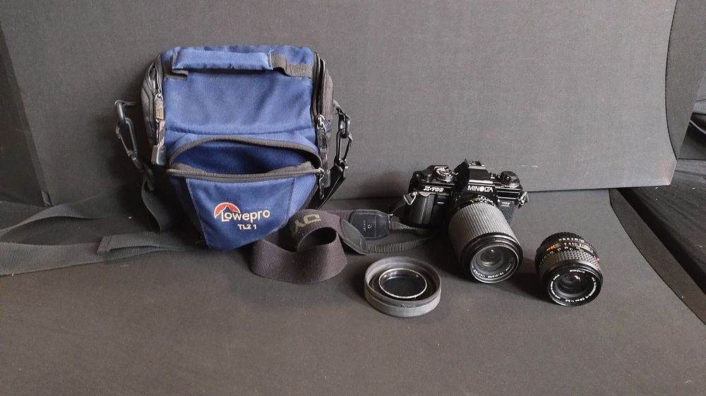 Lot 414: Minolta X-700 MPS camera with extra lenses and...