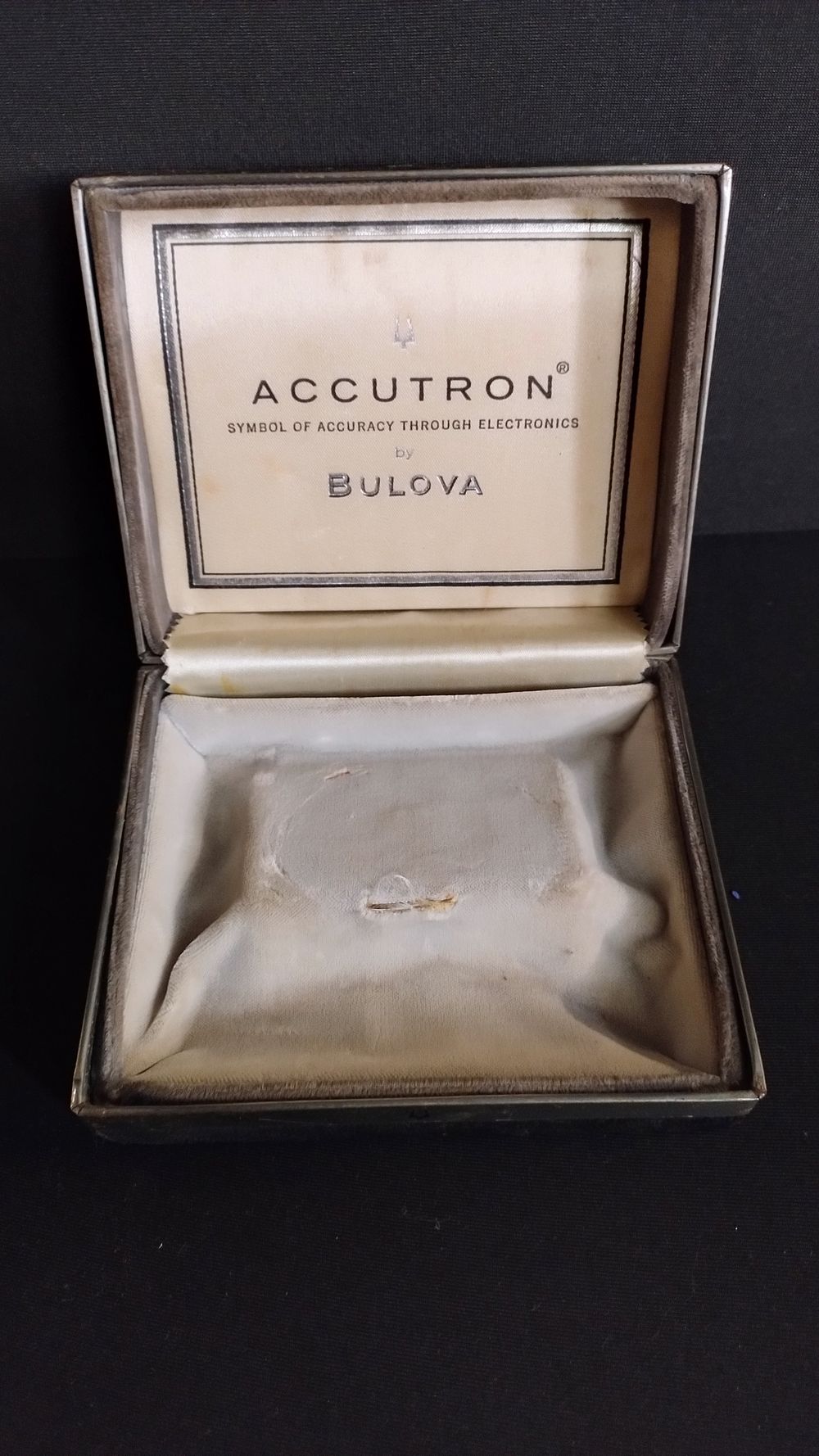 Lot 417: First Edition Case & Outer Box -1960 to...