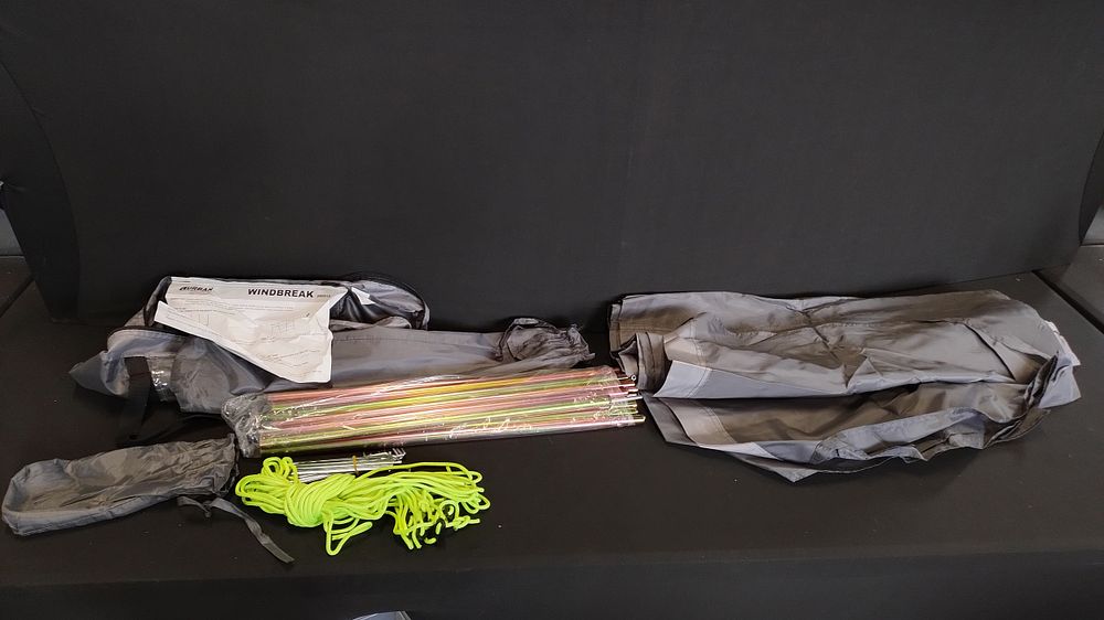 Lot 189: Urban escape windbreak with carry bag, metal poles...