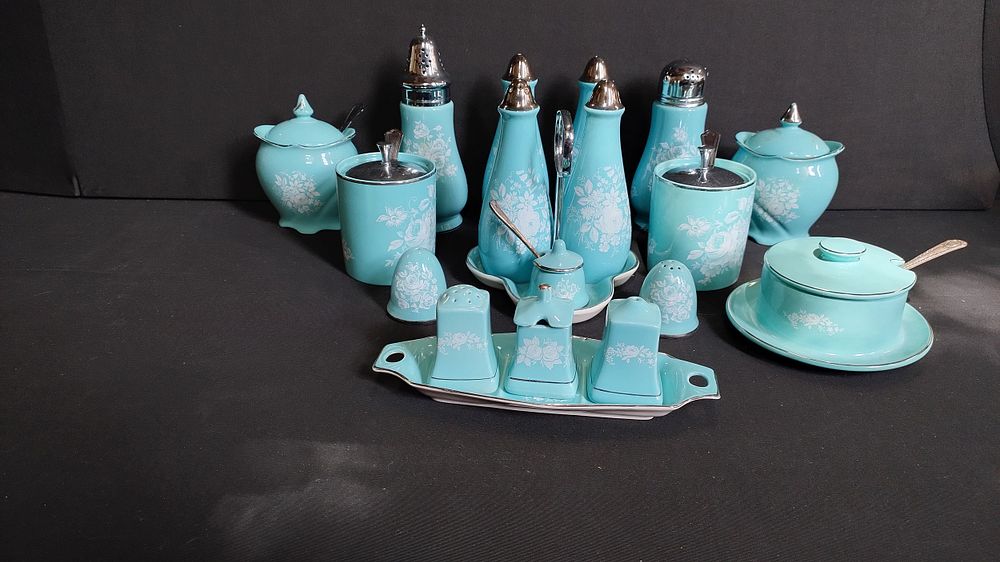 Lot 233: Rare Royal Winton salt and pepper pots, condiment...